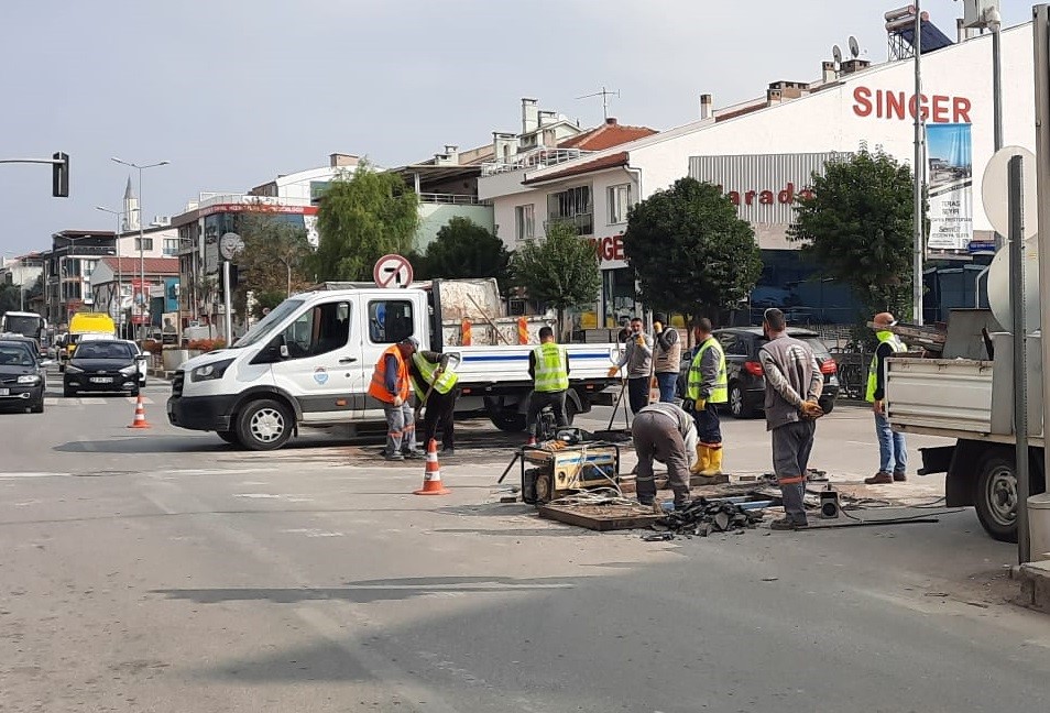 RÖGAR KAPAKLARI VE MAZGALLAR ASFALT SEVİYESİNE GETİRİLİYOR