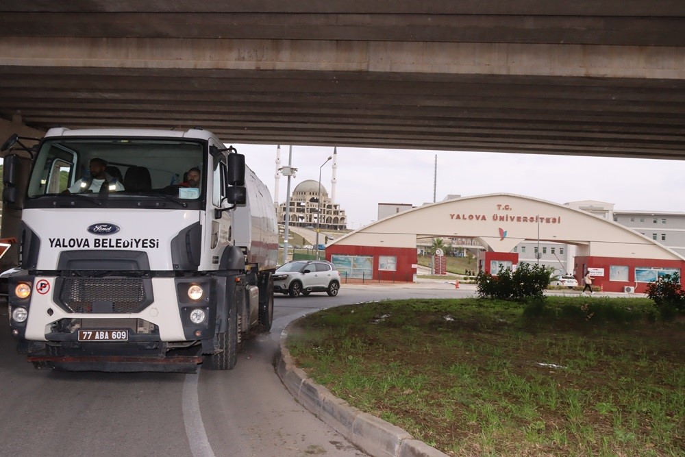 ÜNİVERSİTE ÇEVRESİNDE TEMİZLİK YAPILDI