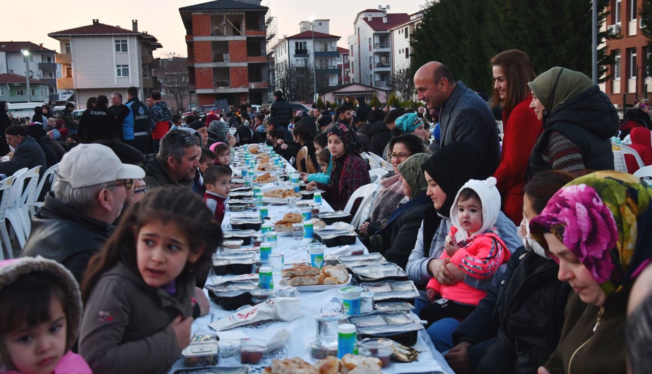 ALTINOVA'DA TOPLU İFTARLAR SÜRÜYOR