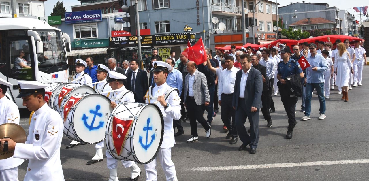 ALTINOVA 'DA GENÇLİK YÜRÜYÜŞÜ YAPILDI