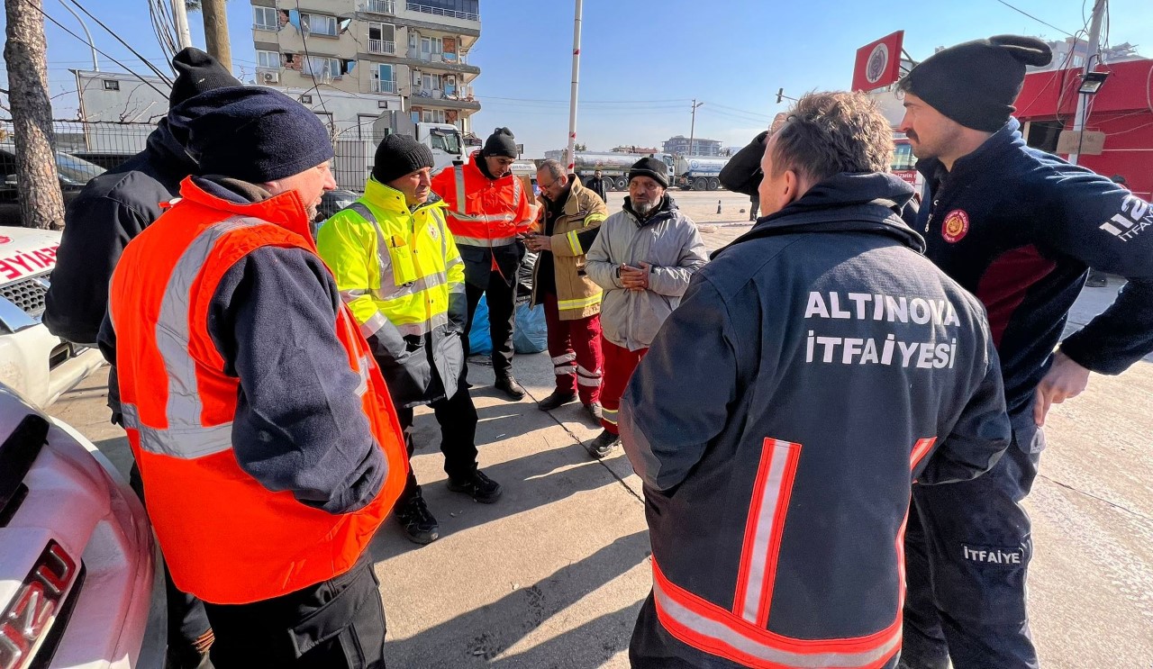 ALTINOVA BELEDİYE BAŞKANI ORAL DEPREM BÖLGESİNDE