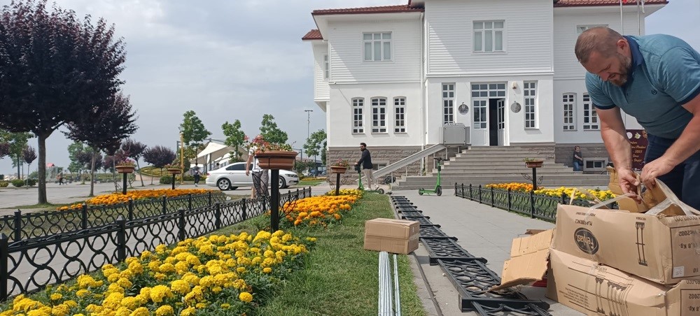 YALOVA'DA ÇİÇEKLENDİRME ÇALIŞMALARI