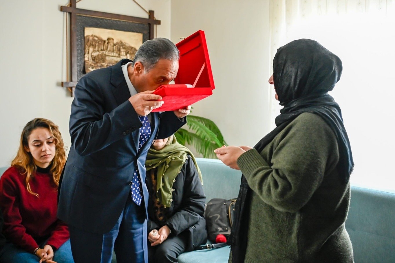 VALİ'DEN ŞEHİT AİLELERİ VE HUZUREVİ ZİYARETİ