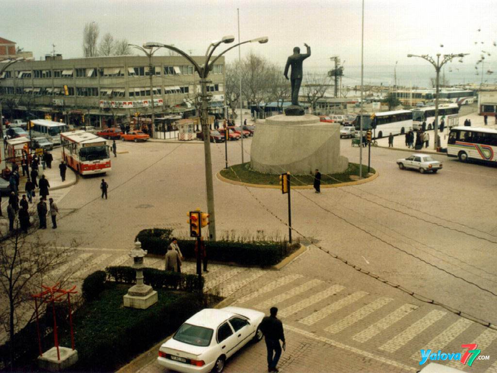 1990 YILINDA YALOVA CUMHURİYET MEYDANI
