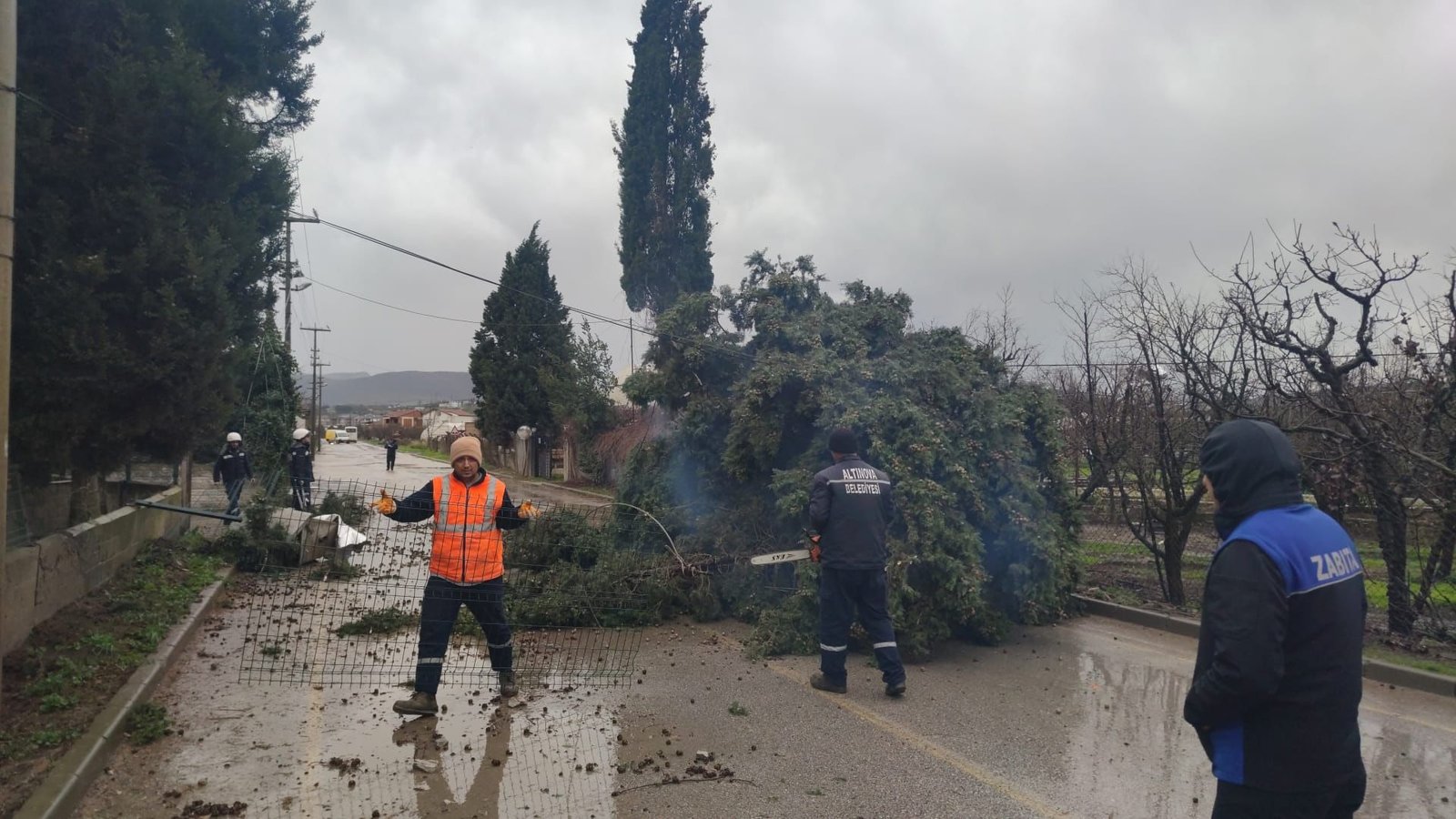 ALTINOVA'DA FIRTINA ETKİLİ OLDU