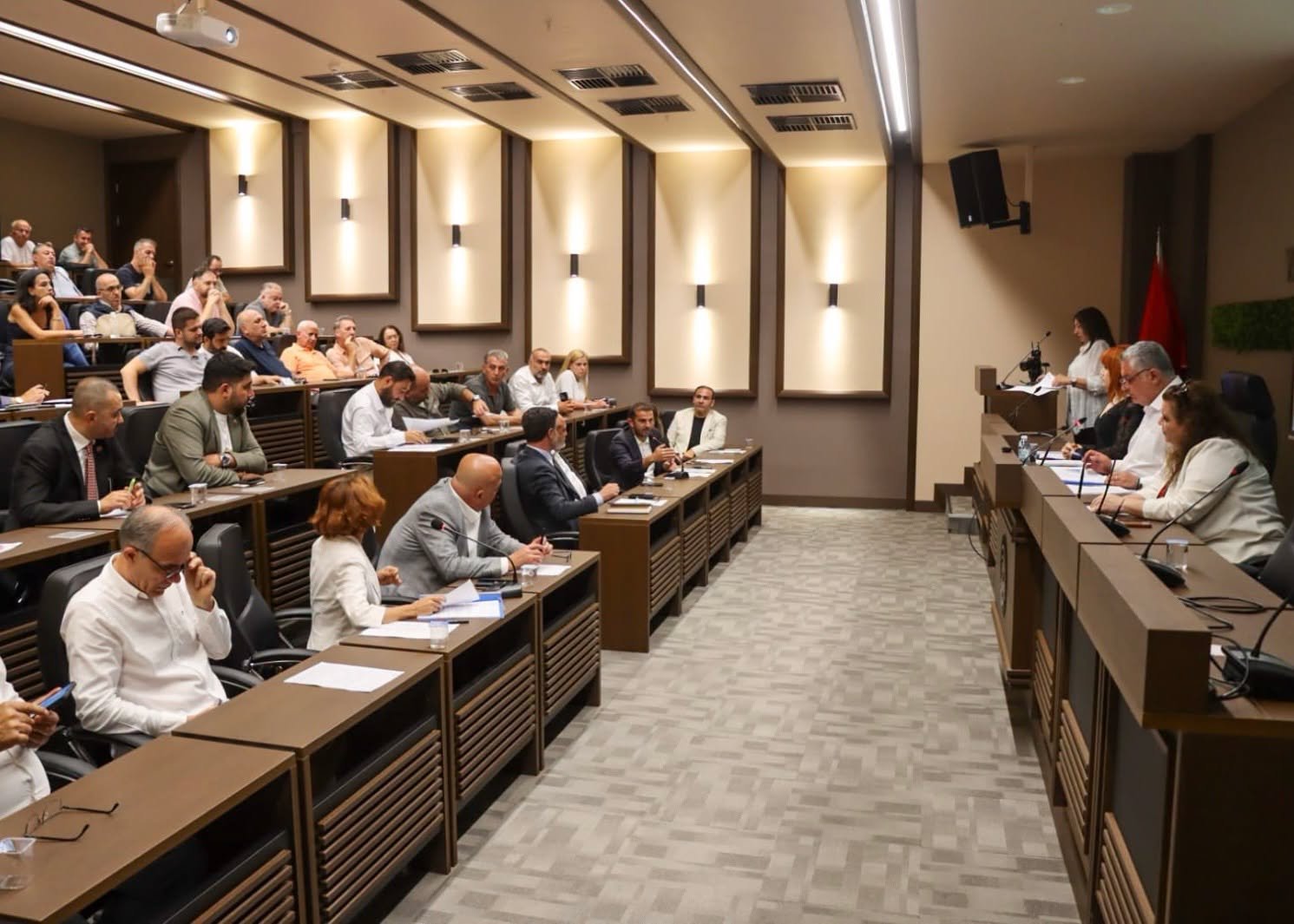 BELEDİYE MECLİSİNDE TARTIŞMALI OTURUM