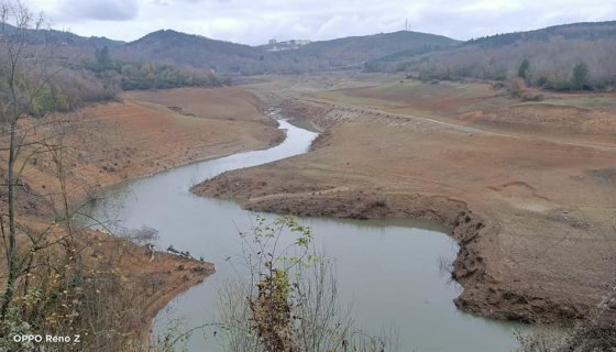 GÖKÇE BARAJININ DİBİ GÖRÜNDÜ. BİRKAÇ HAFTALIK SU KALDI