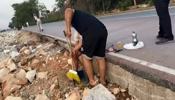 ÇEVREYİ KİRLETENLERE İŞTE BÖYLE TEMİZLİK YAPTI